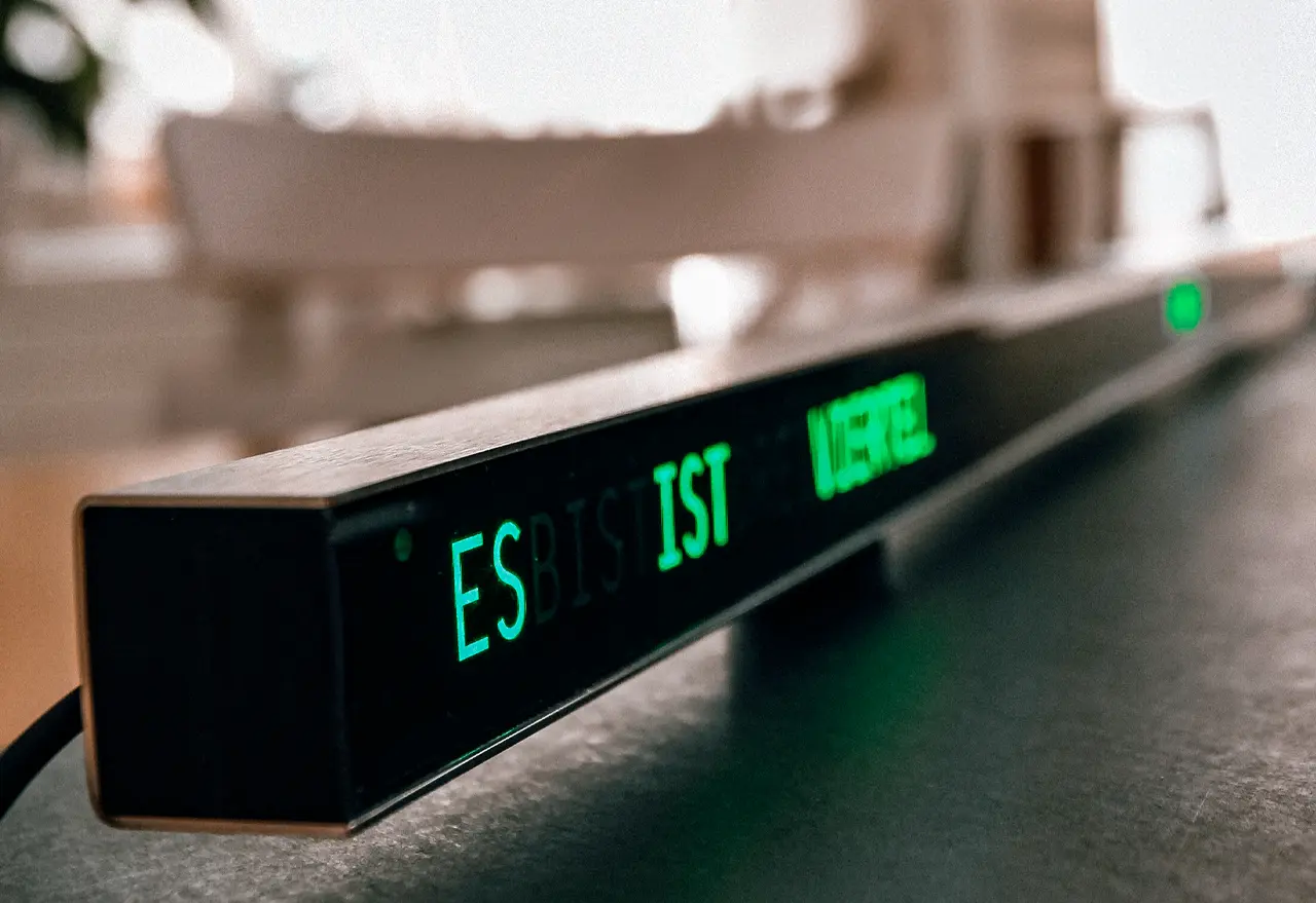 ZEITMETER Wortuhr Wortuhr ZEITMETER Wortuhr Wortuhr